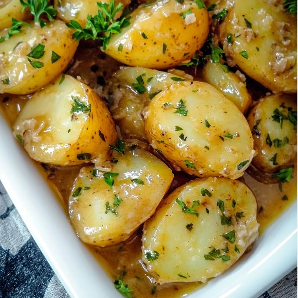 Creamy garlic sauce for potatoes