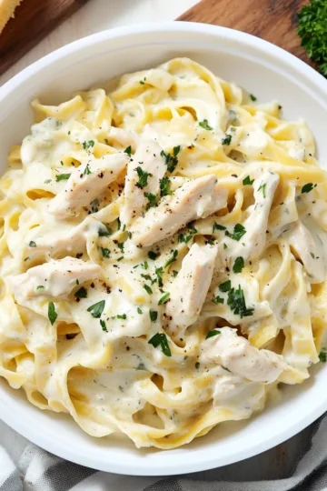 Low Calorie Chicken Alfredo Pizza